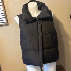Black Weather-Resistant Vest with Splashproof Features